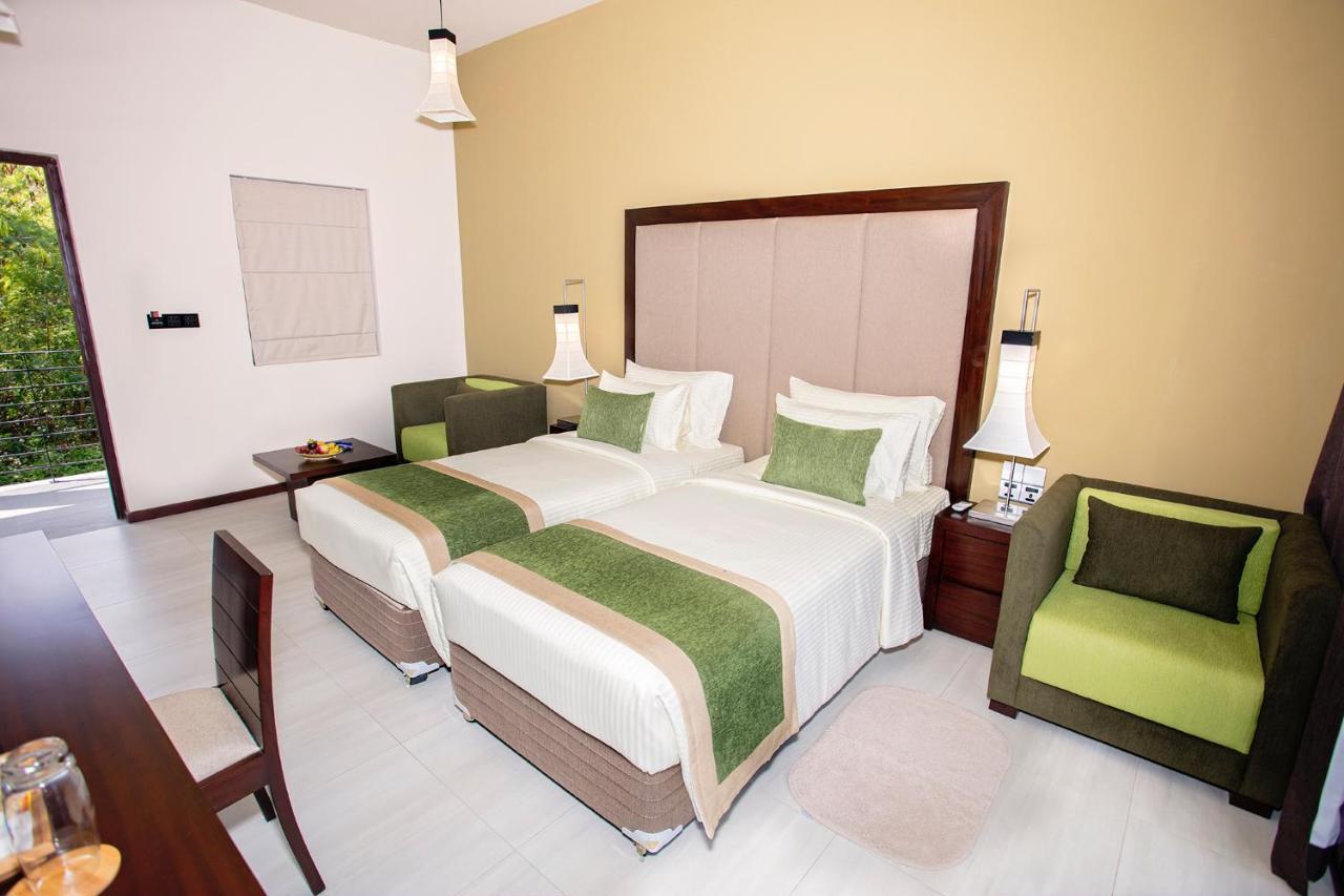 Amora Lagoon Hotel Katunayaka Luaran gambar